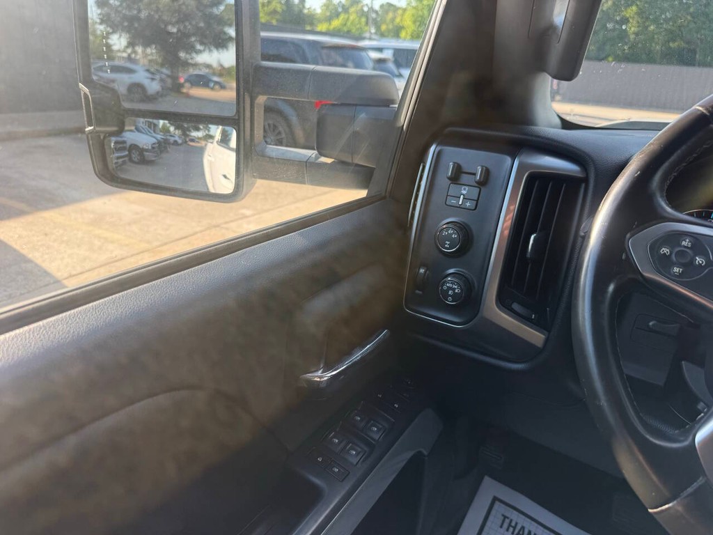 Chevrolet Silverado 2500HD Vehicle Full-screen Gallery Image 29
