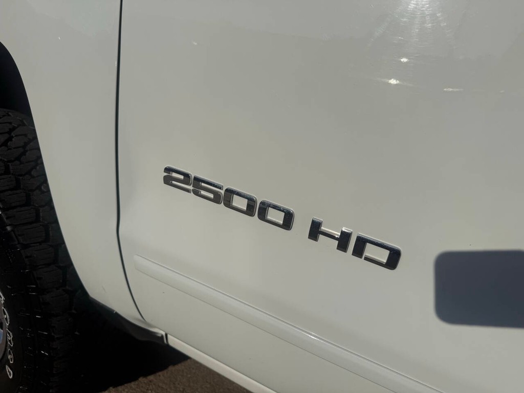 Chevrolet Silverado 2500HD Vehicle Full-screen Gallery Image 35