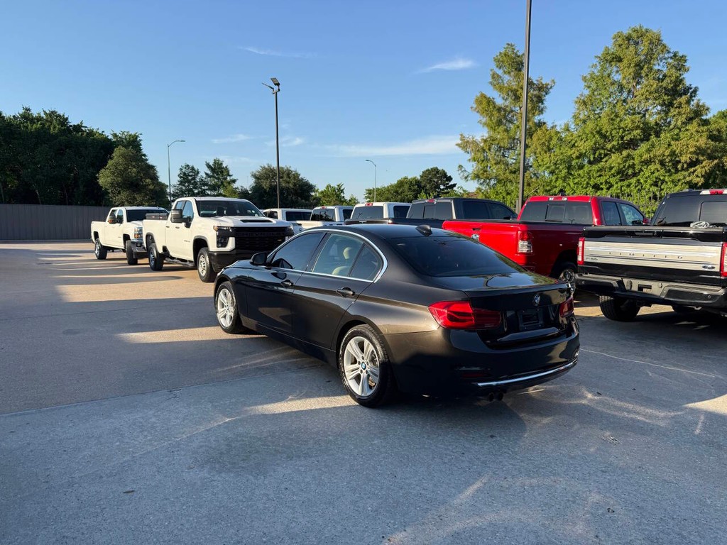 BMW 3 Series Vehicle Full-screen Gallery Image 04