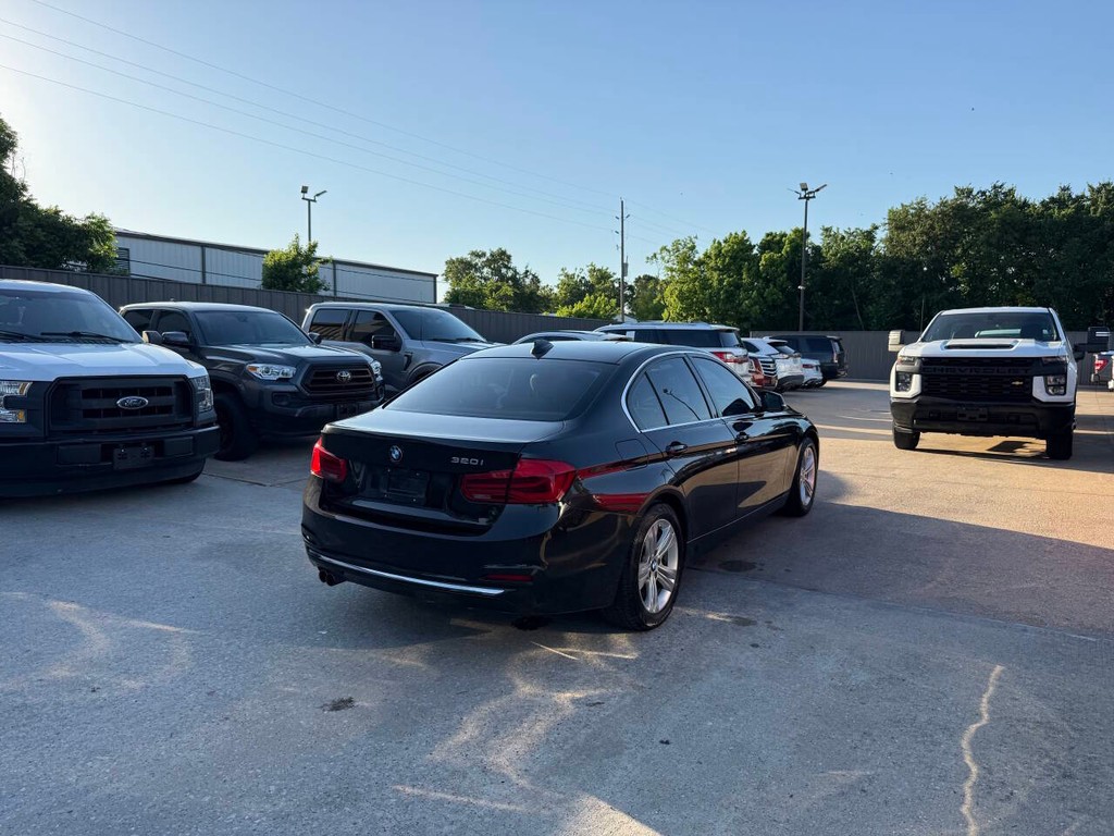 BMW 3 Series Vehicle Full-screen Gallery Image 05