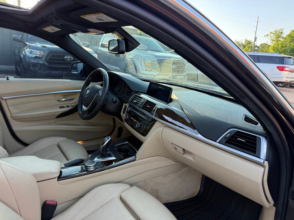 BMW 3 Series Vehicle Full-screen Gallery Image 06