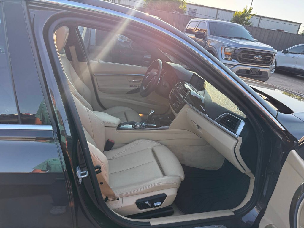 BMW 3 Series Vehicle Full-screen Gallery Image 07