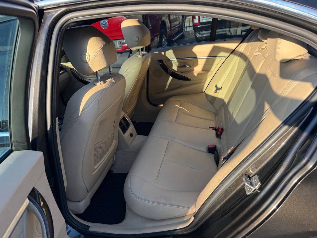 BMW 3 Series Vehicle Full-screen Gallery Image 10