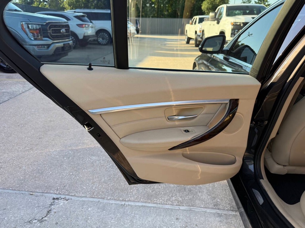 BMW 3 Series Vehicle Full-screen Gallery Image 11