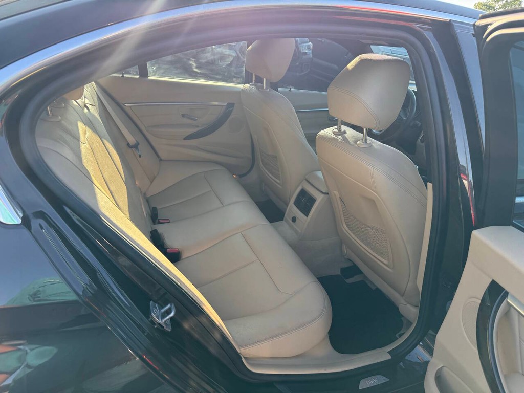 BMW 3 Series Vehicle Full-screen Gallery Image 12