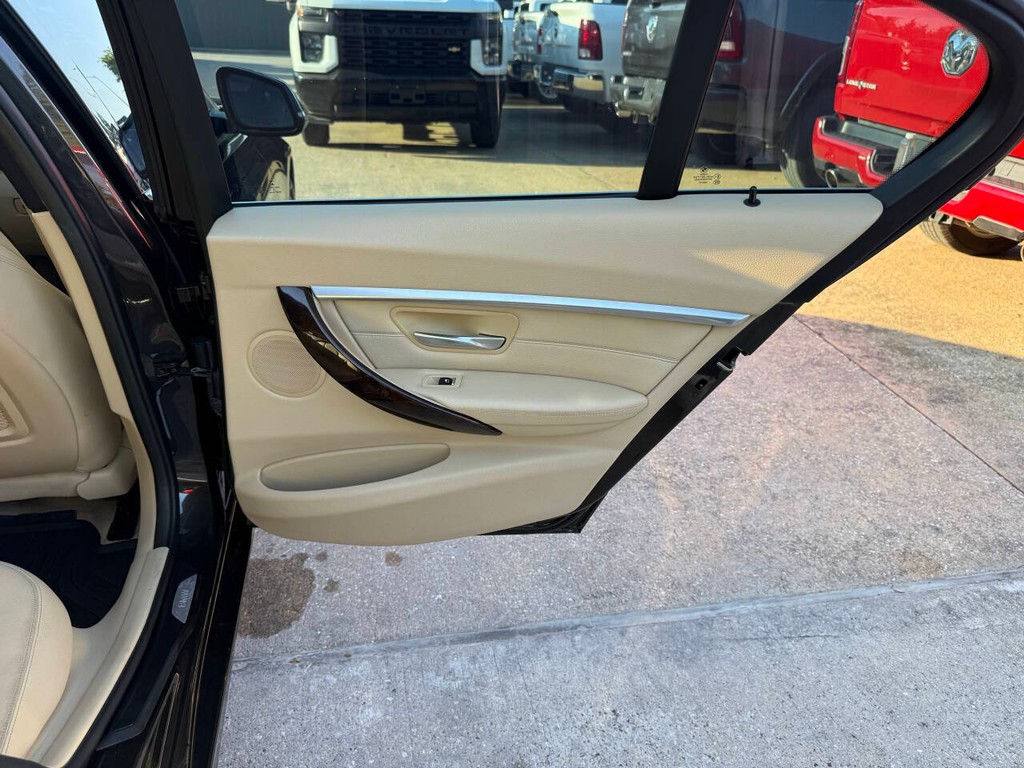 BMW 3 Series Vehicle Full-screen Gallery Image 13