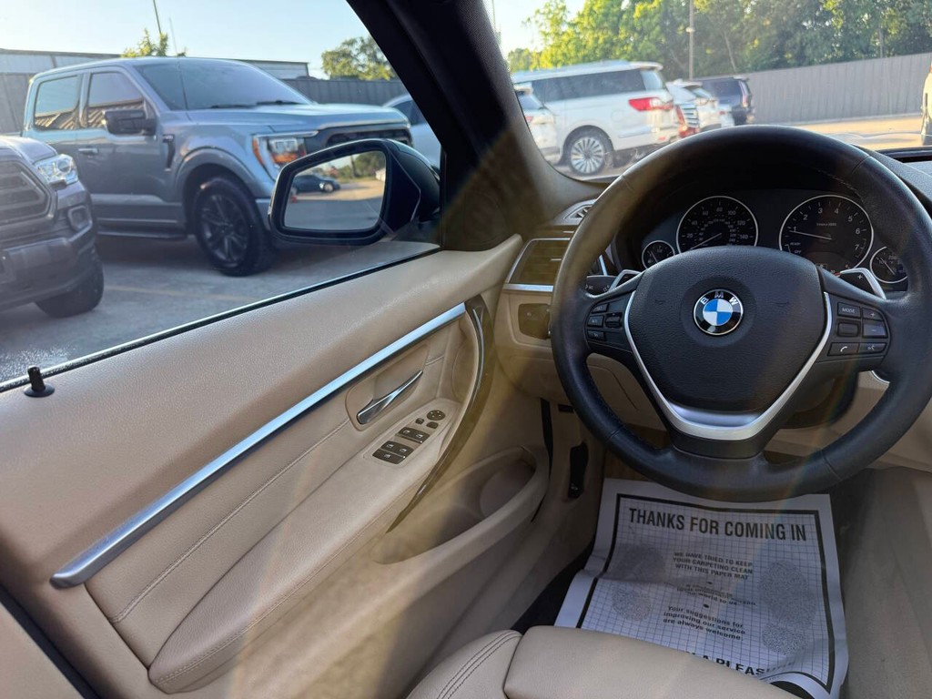 BMW 3 Series Vehicle Full-screen Gallery Image 16