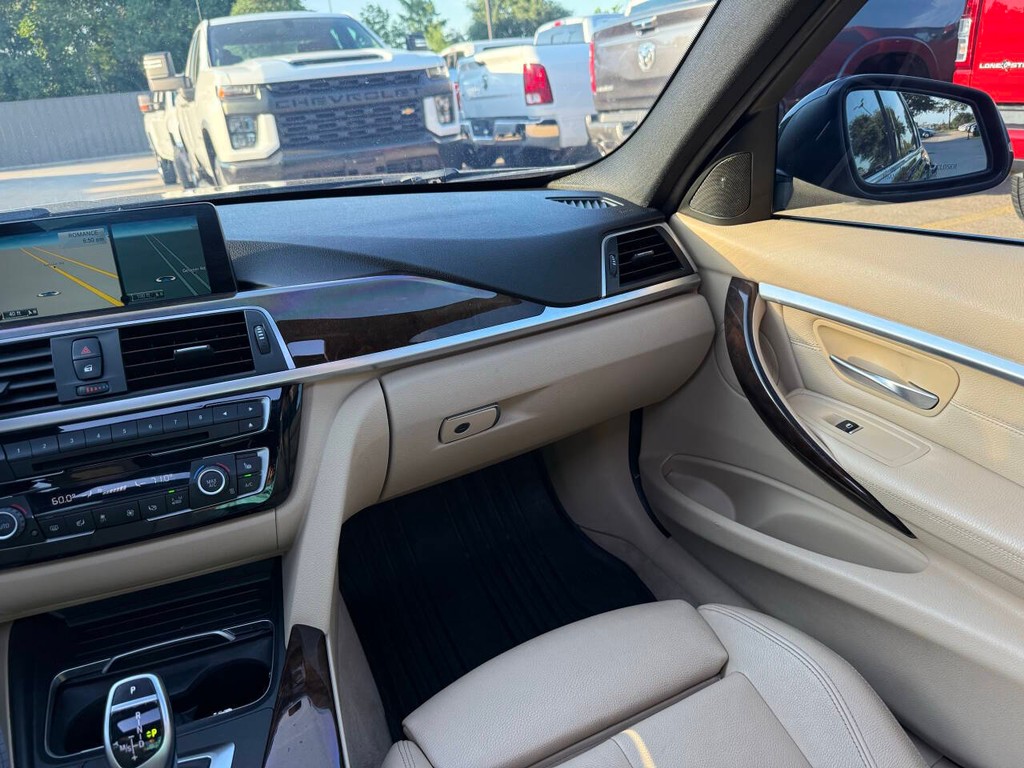 BMW 3 Series Vehicle Full-screen Gallery Image 17