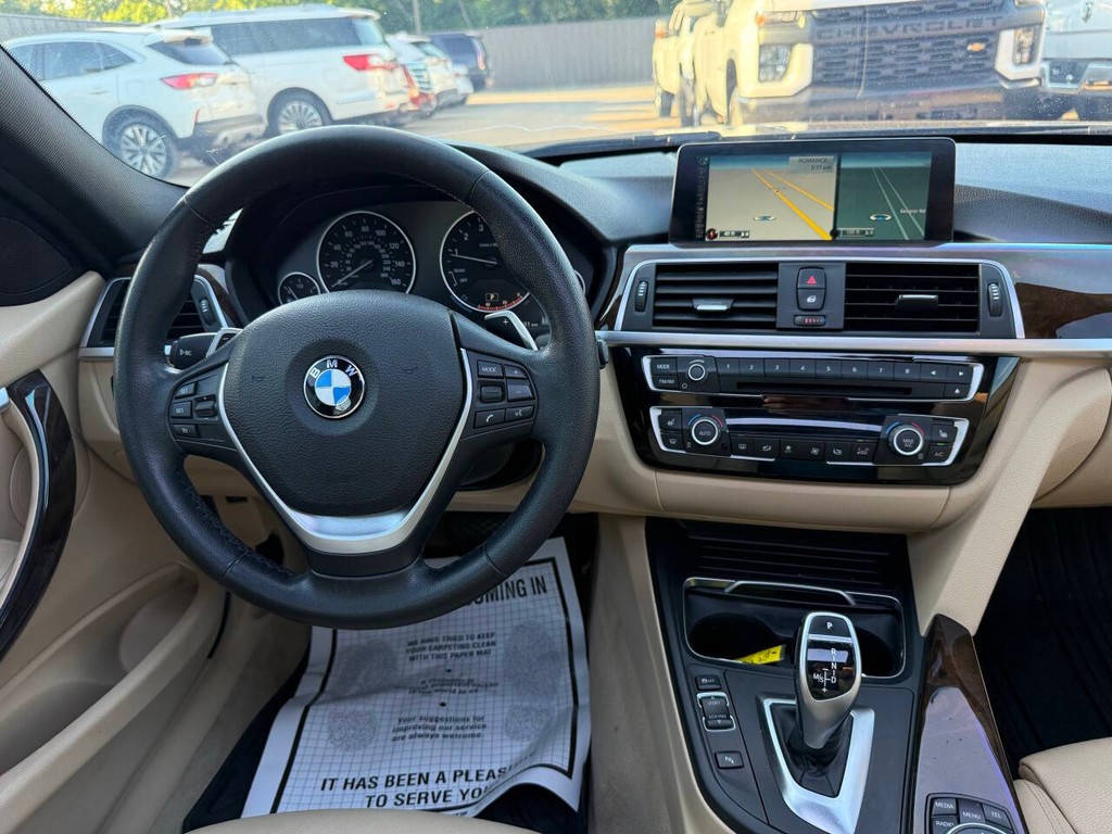 BMW 3 Series Vehicle Full-screen Gallery Image 18