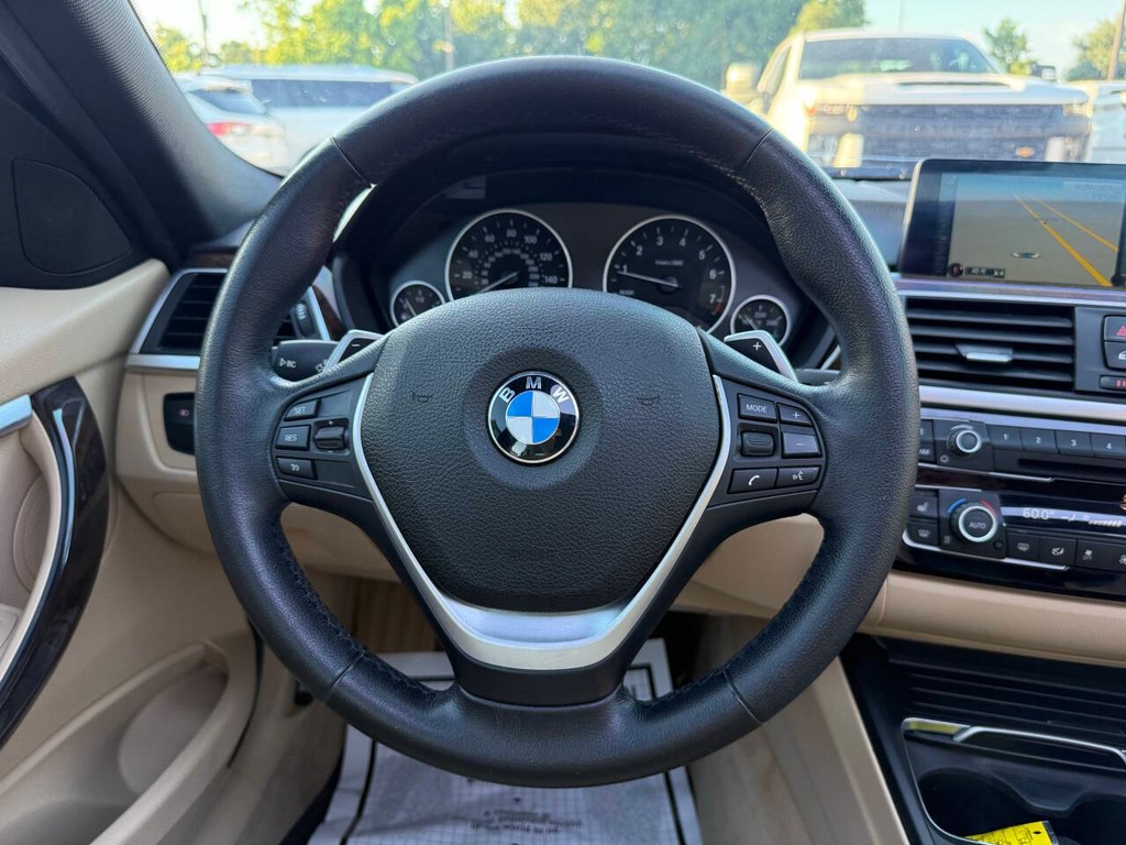BMW 3 Series Vehicle Full-screen Gallery Image 19