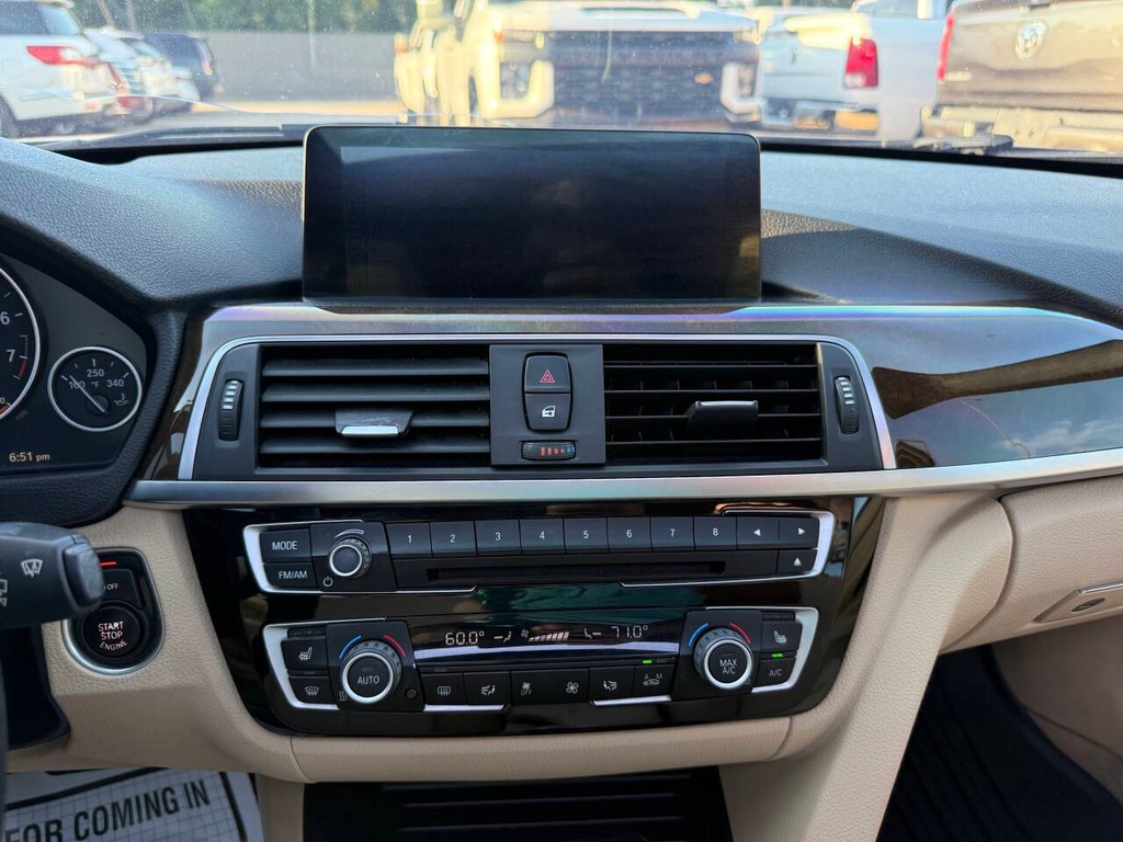 BMW 3 Series Vehicle Full-screen Gallery Image 21