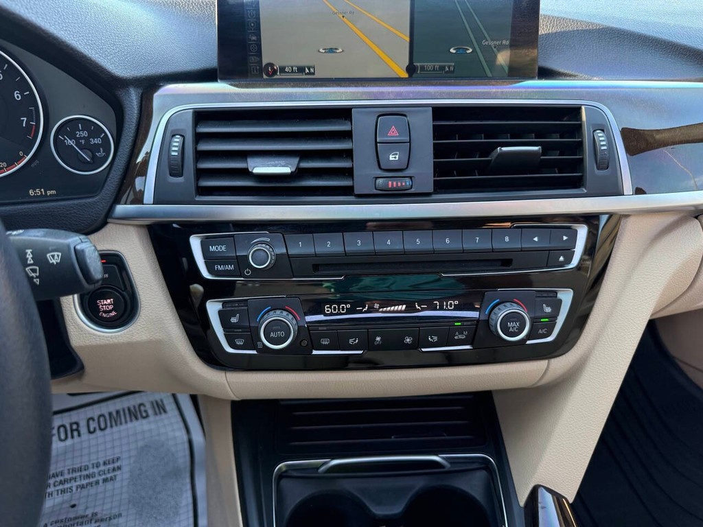 BMW 3 Series Vehicle Full-screen Gallery Image 24