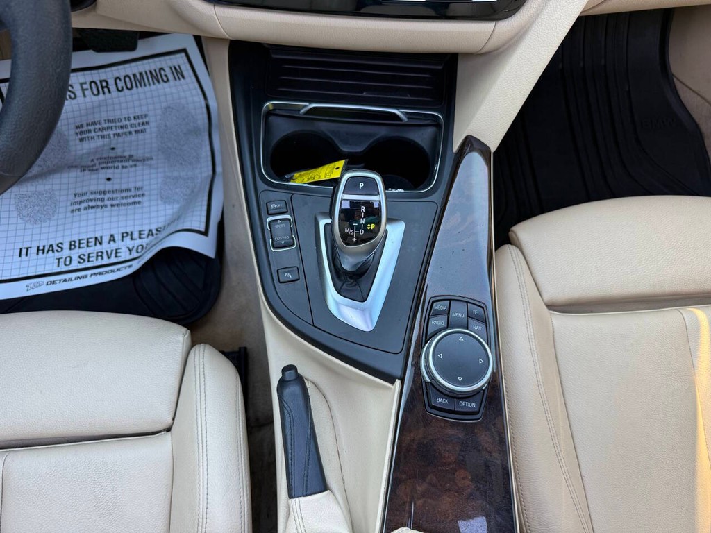 BMW 3 Series Vehicle Full-screen Gallery Image 25