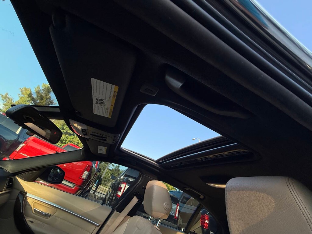 BMW 3 Series Vehicle Full-screen Gallery Image 27