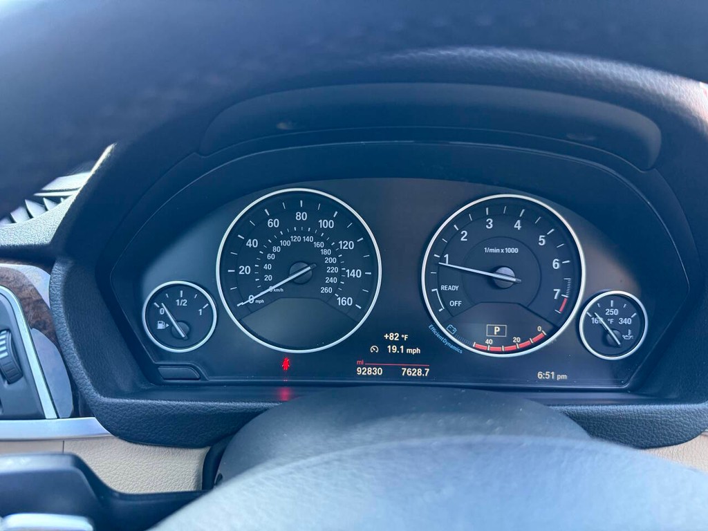 BMW 3 Series Vehicle Full-screen Gallery Image 28