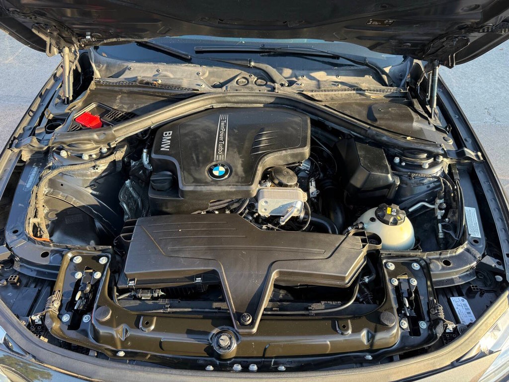 BMW 3 Series Vehicle Full-screen Gallery Image 31