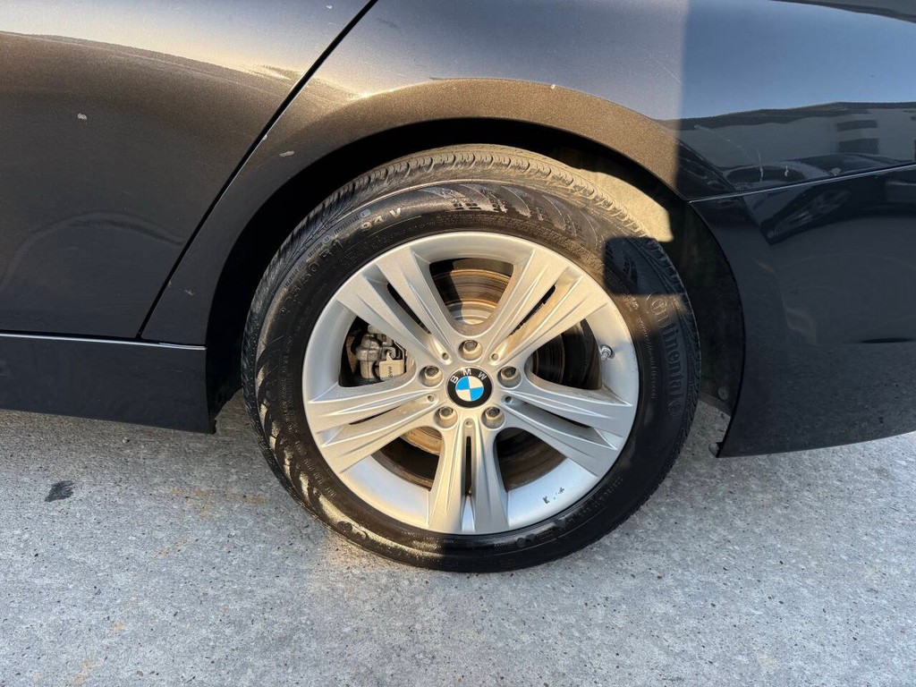BMW 3 Series Vehicle Full-screen Gallery Image 32