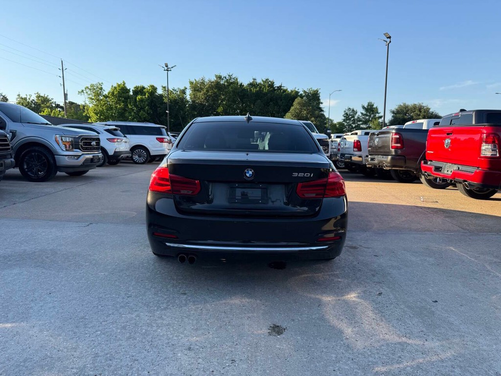 BMW 3 Series Vehicle Full-screen Gallery Image 34
