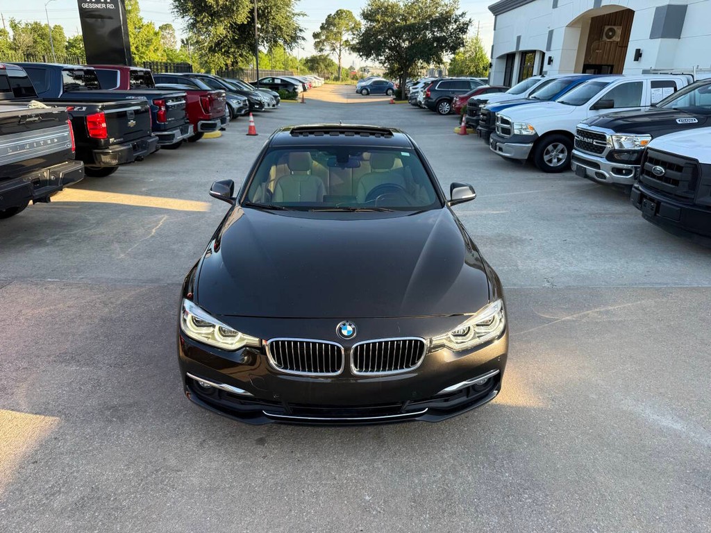 BMW 3 Series Vehicle Full-screen Gallery Image 35