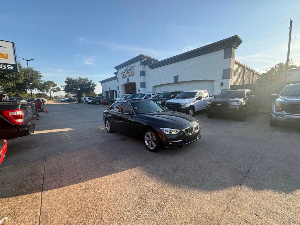 BMW 3 Series Vehicle Full-screen Gallery Image 39