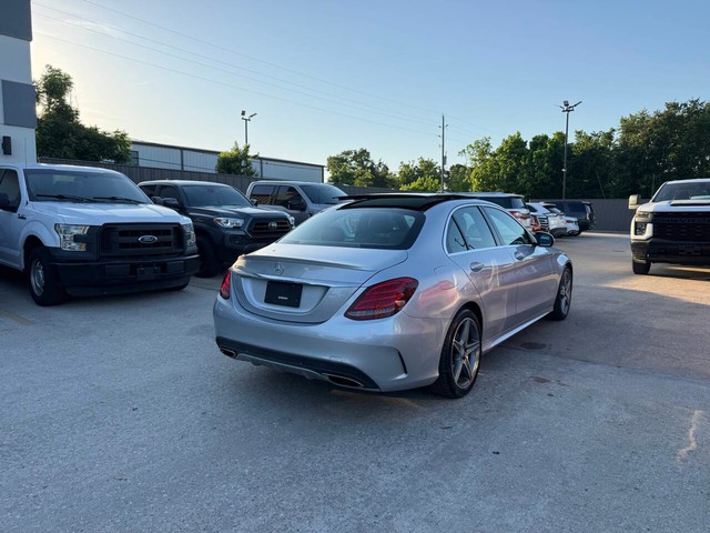 Mercedes-Benz C-Class Vehicle Full-screen Gallery Image 05