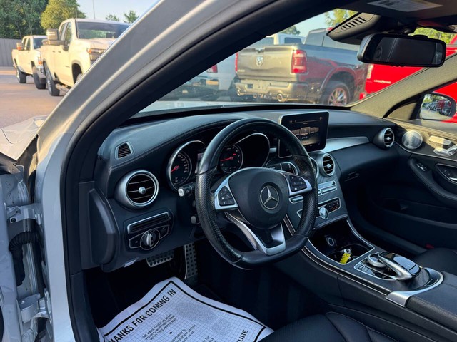 Mercedes-Benz C-Class Vehicle Full-screen Gallery Image 06