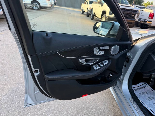 Mercedes-Benz C-Class Vehicle Full-screen Gallery Image 08
