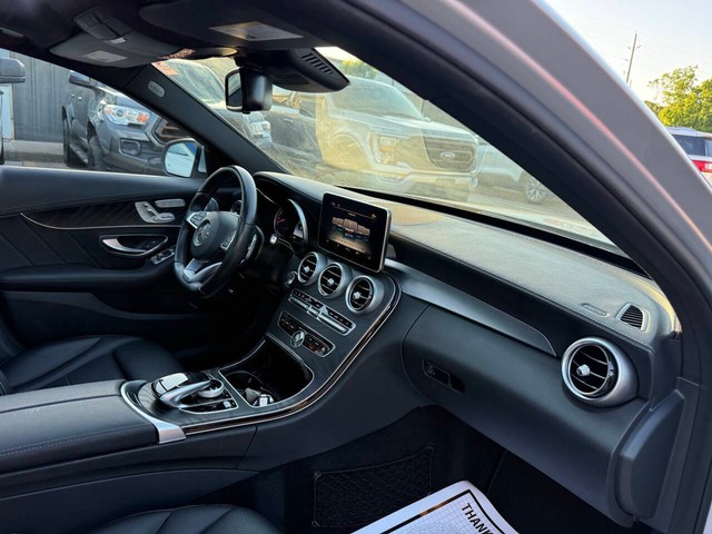 Mercedes-Benz C-Class Vehicle Full-screen Gallery Image 09