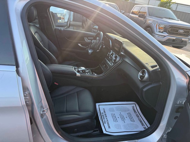 Mercedes-Benz C-Class Vehicle Full-screen Gallery Image 10