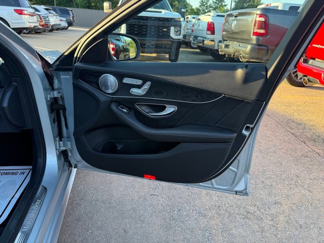 Mercedes-Benz C-Class Vehicle Full-screen Gallery Image 11