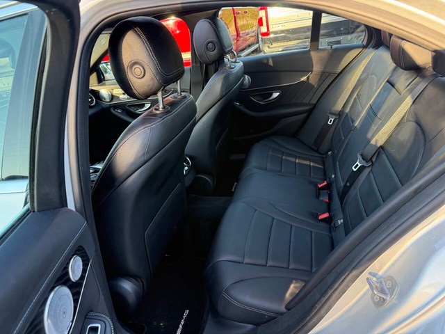 Mercedes-Benz C-Class Vehicle Full-screen Gallery Image 13