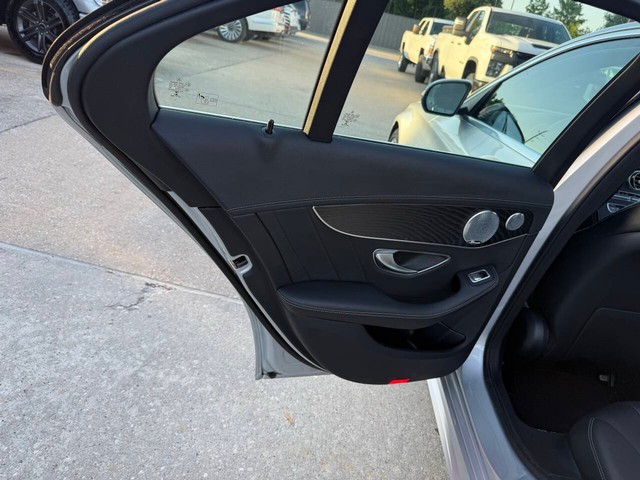 Mercedes-Benz C-Class Vehicle Full-screen Gallery Image 14