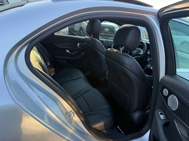 Mercedes-Benz C-Class Vehicle Full-screen Gallery Image 15