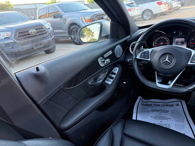 Mercedes-Benz C-Class Vehicle Full-screen Gallery Image 19