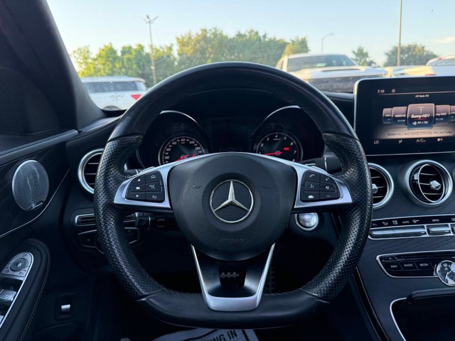 Mercedes-Benz C-Class Vehicle Full-screen Gallery Image 22