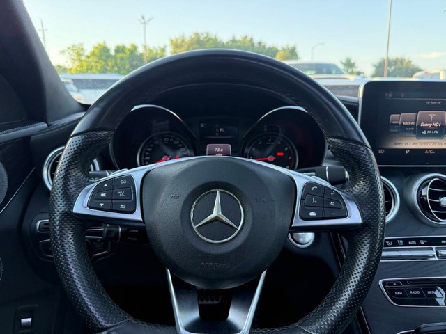 Mercedes-Benz C-Class Vehicle Full-screen Gallery Image 23