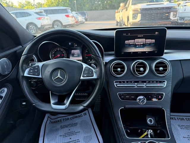 Mercedes-Benz C-Class Vehicle Full-screen Gallery Image 24