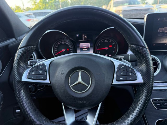 Mercedes-Benz C-Class Vehicle Full-screen Gallery Image 26