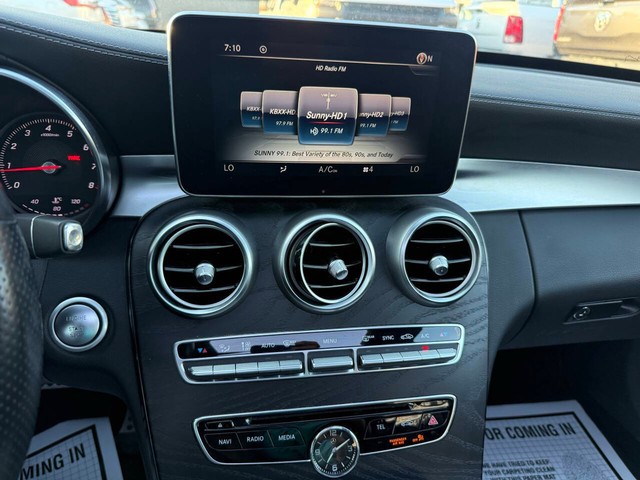 Mercedes-Benz C-Class Vehicle Full-screen Gallery Image 27