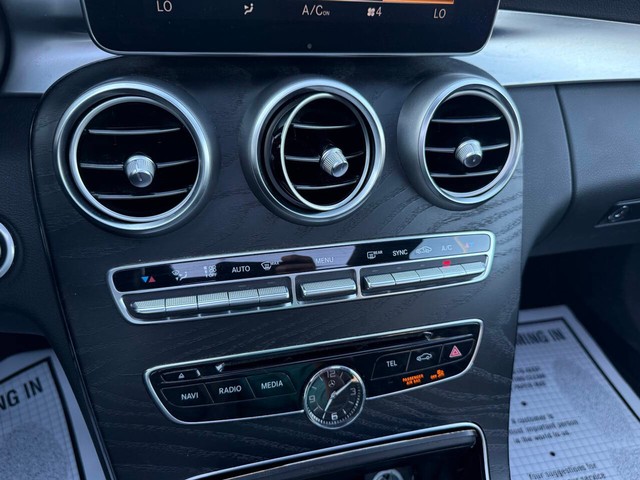 Mercedes-Benz C-Class Vehicle Full-screen Gallery Image 29