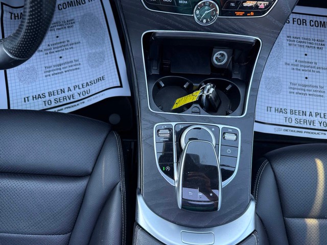Mercedes-Benz C-Class Vehicle Full-screen Gallery Image 30