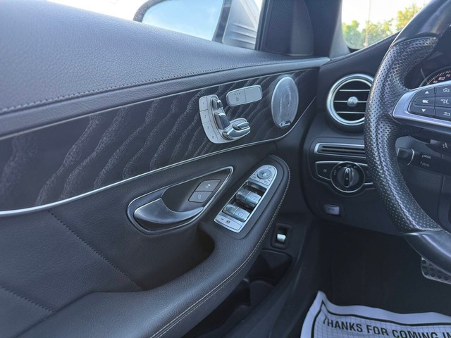 Mercedes-Benz C-Class Vehicle Full-screen Gallery Image 31