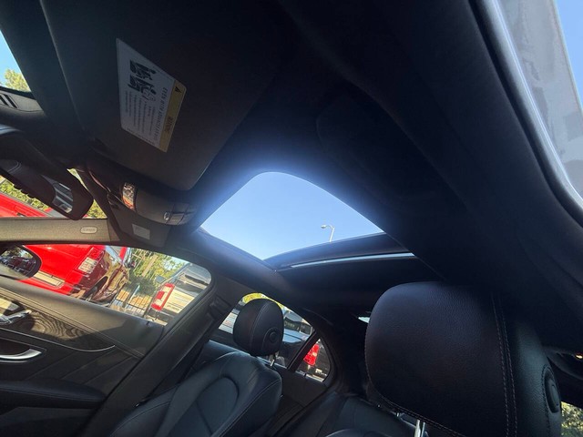 Mercedes-Benz C-Class Vehicle Full-screen Gallery Image 32