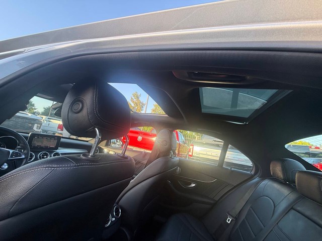 Mercedes-Benz C-Class Vehicle Full-screen Gallery Image 33