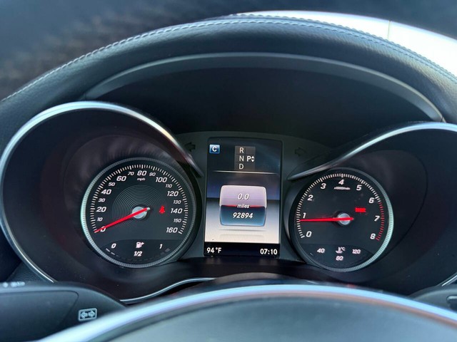 Mercedes-Benz C-Class Vehicle Full-screen Gallery Image 34