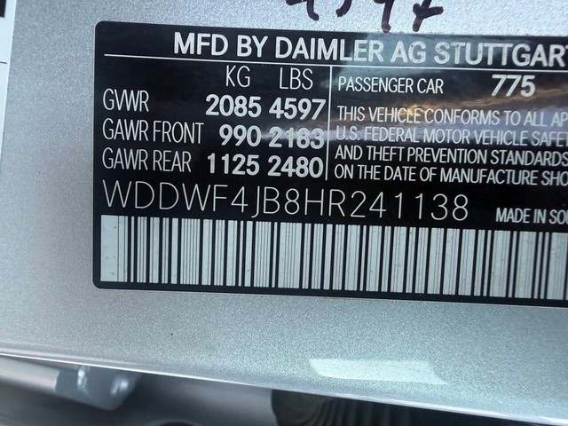 Mercedes-Benz C-Class Vehicle Full-screen Gallery Image 36