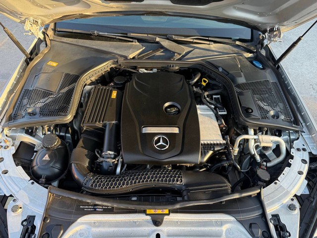 Mercedes-Benz C-Class Vehicle Full-screen Gallery Image 37