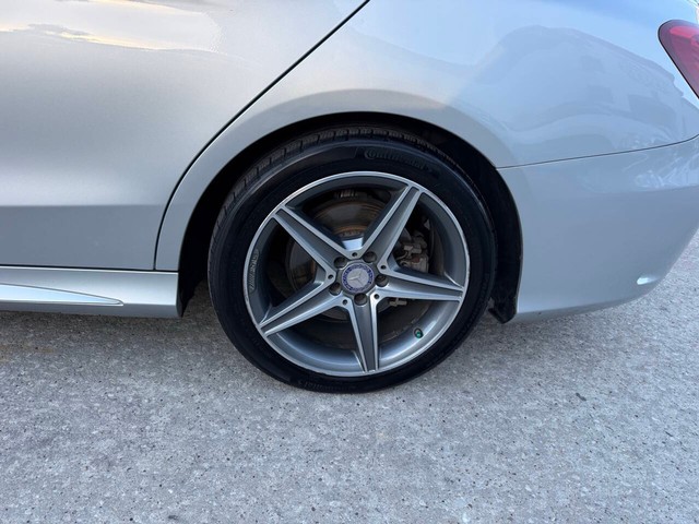 Mercedes-Benz C-Class Vehicle Full-screen Gallery Image 38