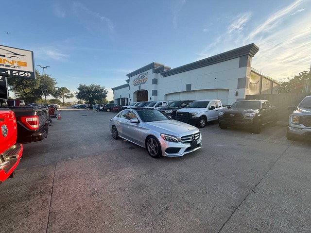 Mercedes-Benz C-Class Vehicle Full-screen Gallery Image 46