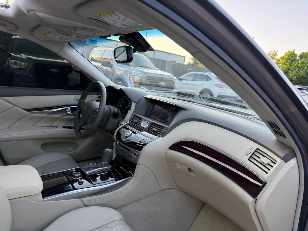 INFINITI M37 Vehicle Full-screen Gallery Image 09